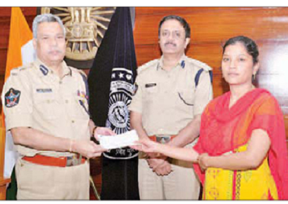సీపీ చేతులమీదుగా ఆర్థిక సాయం