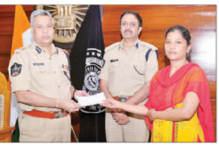 సీపీ చేతులమీదుగా ఆర్థిక సాయం