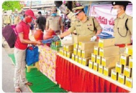 వలస కార్మికులకు అండగా పోలీసులు : సీపీ