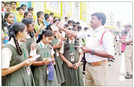 ట్రాఫిక్ నిబంధనలపై విద్యార్థులకు అవగాహన