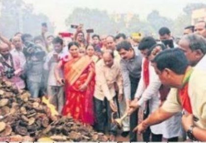 లక్షఆవు పిడకలతో భోగి మంటలు