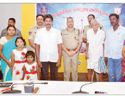 విద్యార్థులకు పోటీల్లో విజేతలకు బహుమతుల ప్రదానం