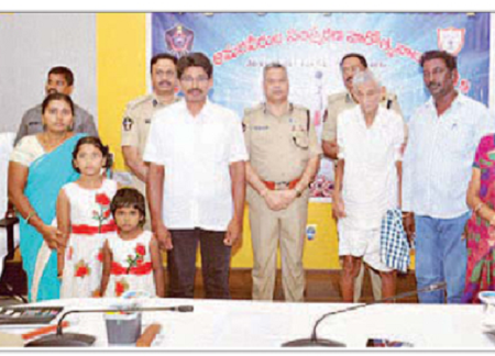 విద్యార్థులకు పోటీల్లో విజేతలకు బహుమతుల ప్రదానం