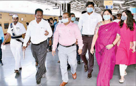 రైల్వేస్టేషన్ లో కలెక్టర్ ఆకస్మిక తనిఖీ