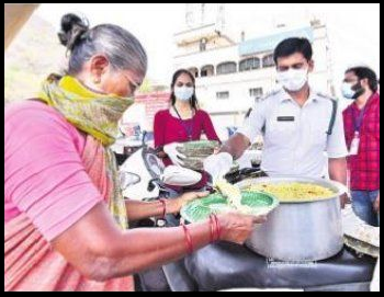 విజయవాడ దుర్గగుడి సమీపంలో నిరాశ్రయులకు భోజనం వడ్డిస్తున్న ట్రాఫిక్ పోలీస్