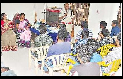 ఈవ్ టీజర్లకు పోలీసుల కౌన్సెలింగ్