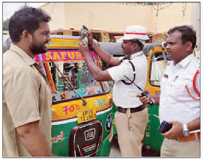ఆటోలను వెంటాడిన ట్రాఫిక్ పోలీసులు