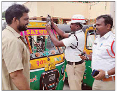 ఆటోలను వెంటాడిన ట్రాఫిక్ పోలీసులు