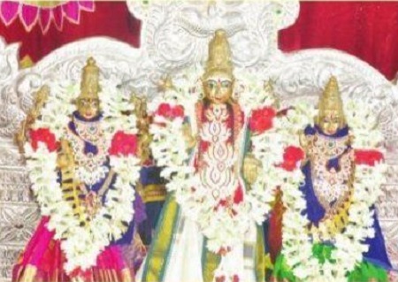 త్రిశక్తి స్వరూపిణికి వైభవంగా ఏకాంత సేవలు