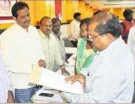 గ్రామాల్లో నిర్మాణ పనులకు ఇసుక సరఫరా