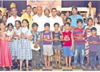 చిట్టి చేతులతో మట్టి గణపతి