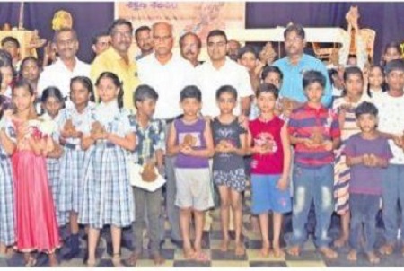 చిట్టి చేతులతో మట్టి గణపతి