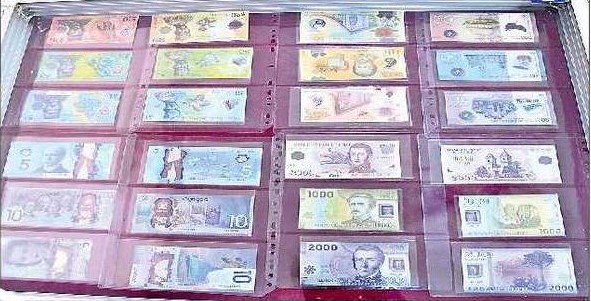 నోట్ల ప్రదర్శనకు సందర్శకుల తాకిడి