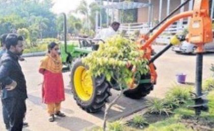 మొక్కలు నాటేందుకు గోతులు తీసే డిగ్గర్ మెషిన్ ప్రారంభం