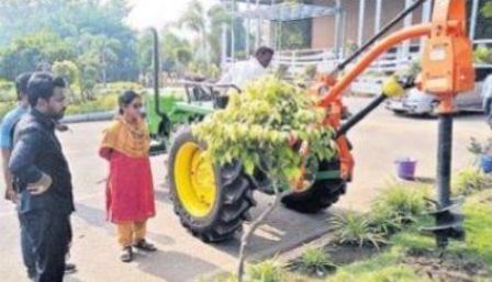 మొక్కలు నాటేందుకు గోతులు తీసే డిగ్గర్ మెషిన్ ప్రారంభం