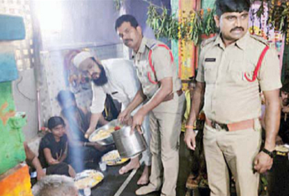 సర్వమత సమానత్వం చాటిన ముస్లిం సోదరులు