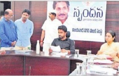 ఫిర్యాదిదారులకు సమాచారమివ్వండి
