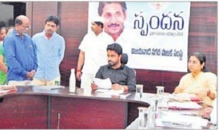 ఫిర్యాదిదారులకు సమాచారమివ్వండి