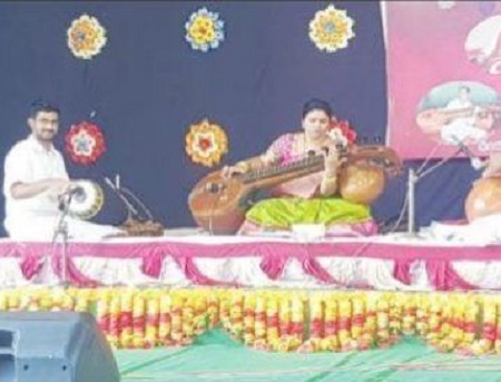 జ్ఙానప్రదాయినికి  వీణా సర్వహారతులు