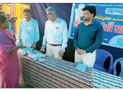 వేస్ట్ పిక్కర్స్ కు మాస్కులు, గ్లౌజుల పంపిణీ