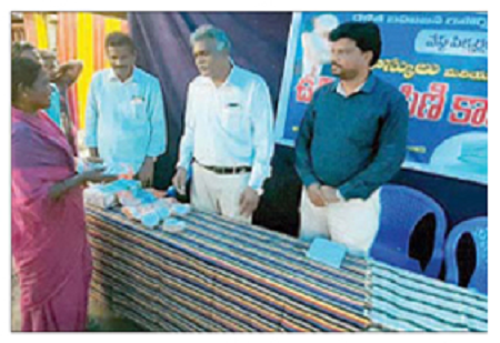 వేస్ట్ పిక్కర్స్ కు మాస్కులు, గ్లౌజుల పంపిణీ