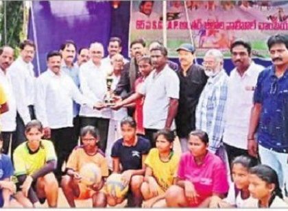 జాతీయ ఎస్జీఎఫ్ వాలీబాల్ పోటీలకు జిల్లా క్రీడాకారిణులు