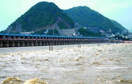 పోటెత్తిన కృష్ణమ్మ