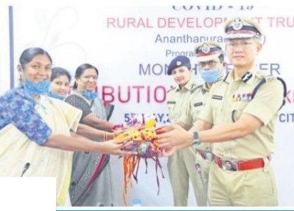 కంటైనమెంట్ జోన్లలో డీజీపీ పర్యటన