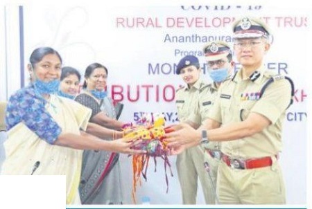 కంటైనమెంట్ జోన్లలో డీజీపీ పర్యటన