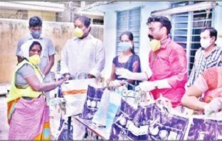 పారిశుధ్య కార్మికుల సేవలు నిరుపమానం
