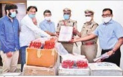 పోలీసులకు ఫేస్ షీల్డ్ మాస్కుల వితరణ