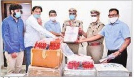పోలీసులకు ఫేస్ షీల్డ్ మాస్కుల వితరణ