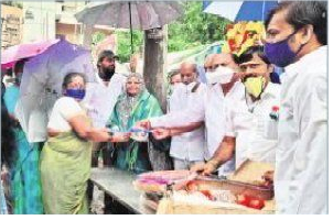 చీరల పంపిణీ