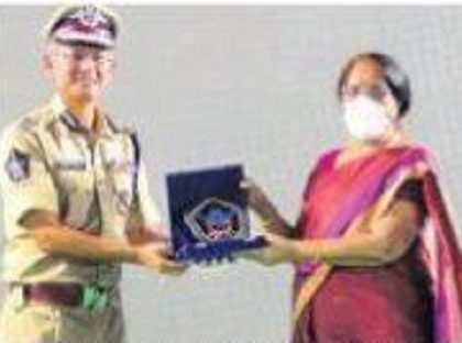 పోలీసుల త్యాగాలను మరువకూడదు