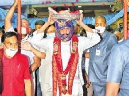 దుర్గమ్మకు పట్టు వస్త్రాలు