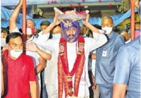 దుర్గమ్మకు పట్టు వస్త్రాలు