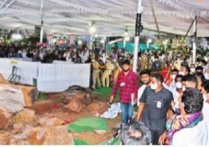 ఇంద్రకీలాద్రిపై విరిగినపడ్డ కొండ చరియలు