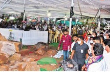 ఇంద్రకీలాద్రిపై విరిగినపడ్డ కొండ చరియలు