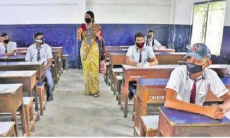 తరగతి గదిలో 16 మందే