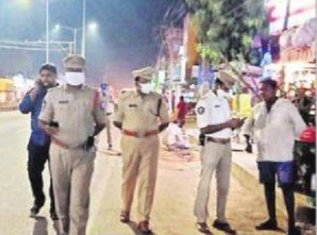 ఫుట్‌పాత్‌లను ఆక్రమిస్తే కఠిన చర్యలు