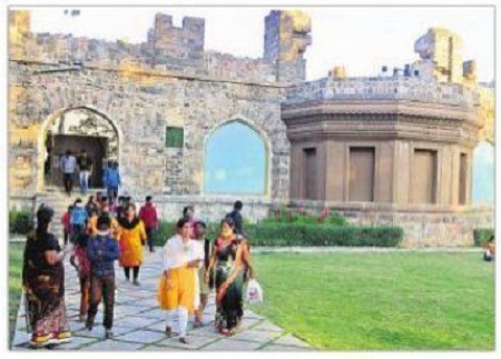 కొండపల్లి ఖిల్లాపై సందర్శకుల సందడి