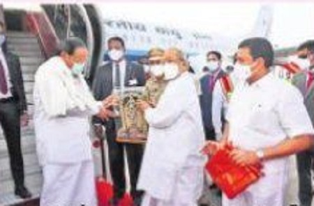 గన్నవరం చేరుకున్న ఉపరాష్ట్రపతి