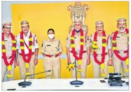 పోలీసు అధికారులకు ఆత్మీయ వీడ్కోలు