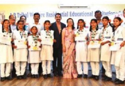 అబ్బుర పరచిన గిరిజన విద్యార్థినుల ప్రతిభ