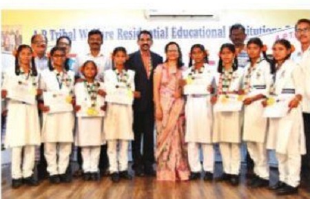 అబ్బుర పరచిన గిరిజన విద్యార్థినుల ప్రతిభ
