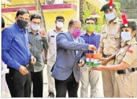 పతాక నిధికి విరాళాలు అందించాలి