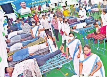 రక్తం పంచిన అభిమానం