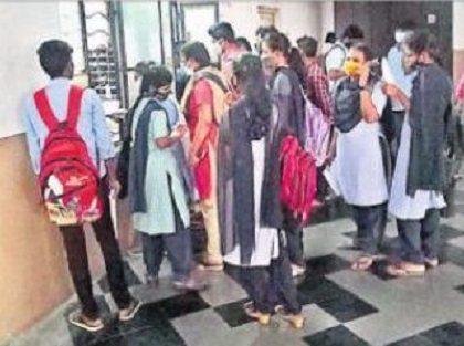 బస్ పాస్ కౌంటర్లు కళకళ