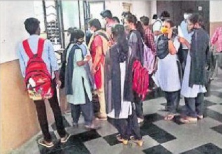 బస్ పాస్ కౌంటర్లు కళకళ