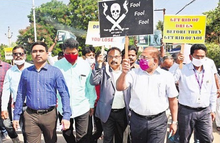 యువత చెడు వ్యసనాలకు దూరంగా ఉండాలి